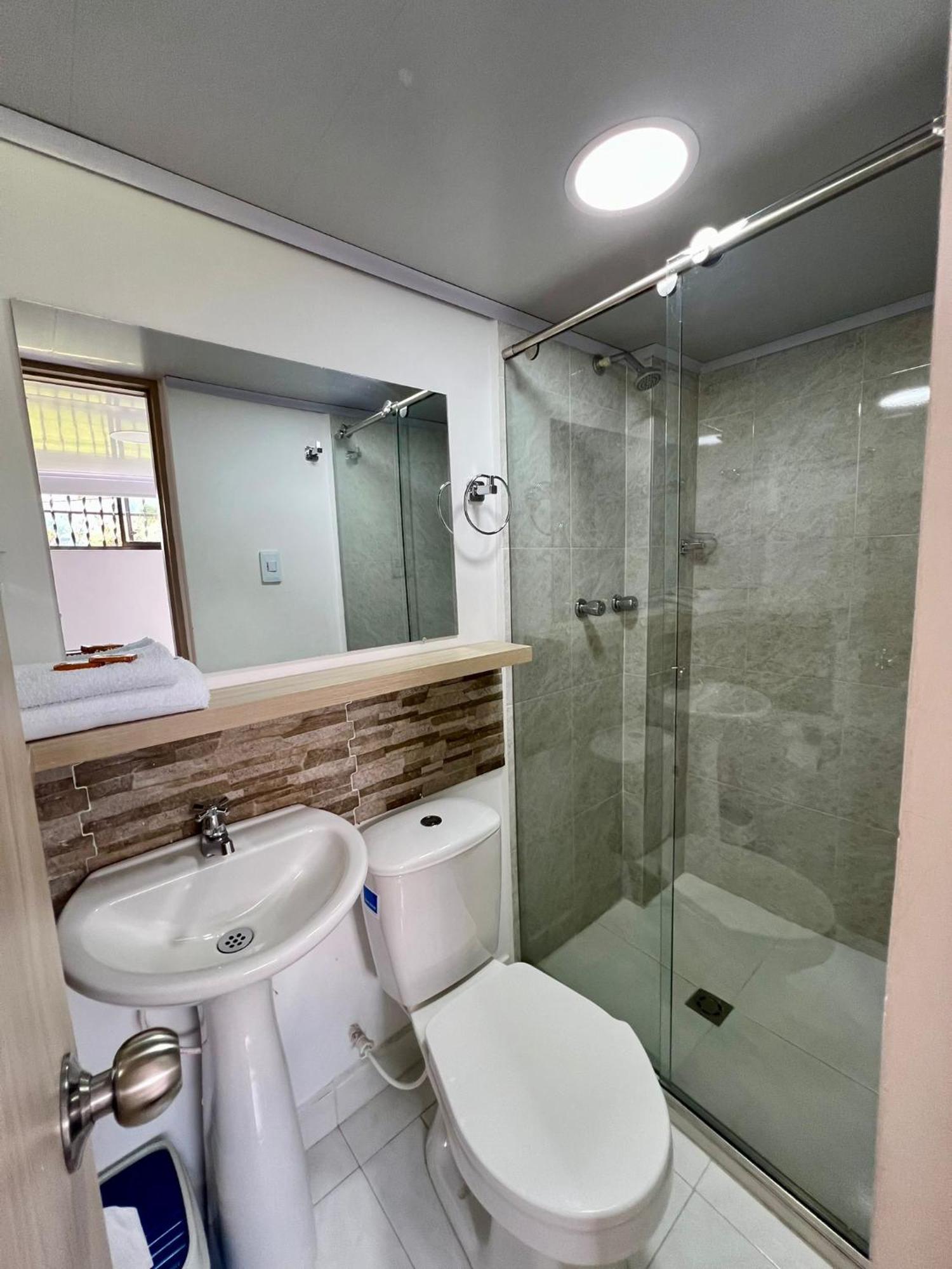 Hotel Adel مانيزاليس المظهر الخارجي الصورة