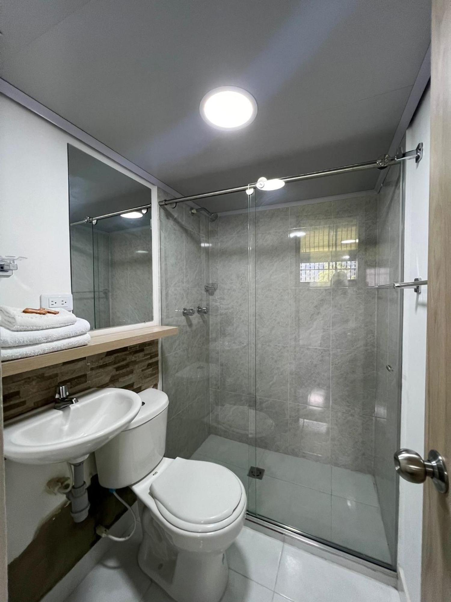 Hotel Adel مانيزاليس المظهر الخارجي الصورة