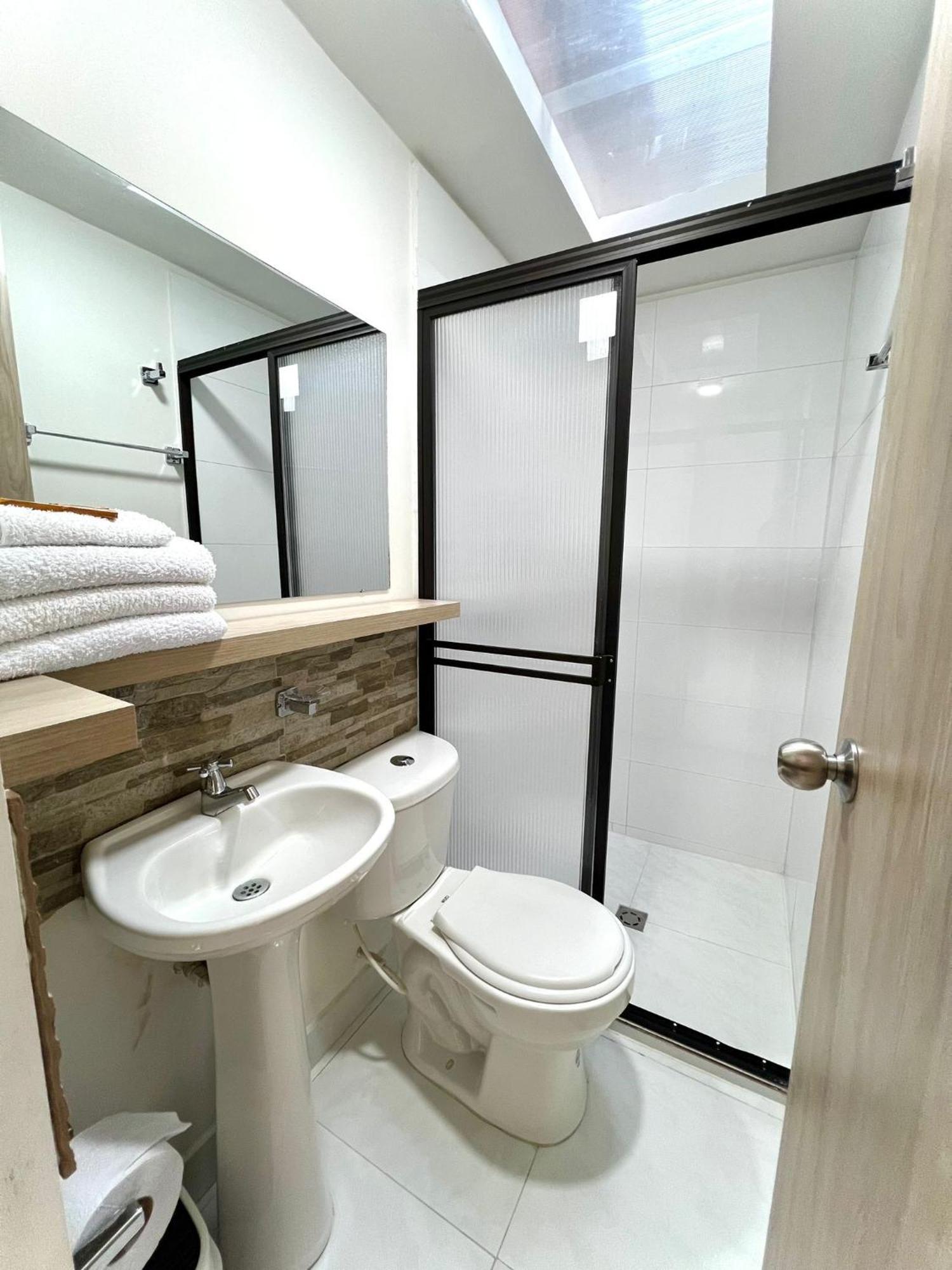 Hotel Adel مانيزاليس المظهر الخارجي الصورة