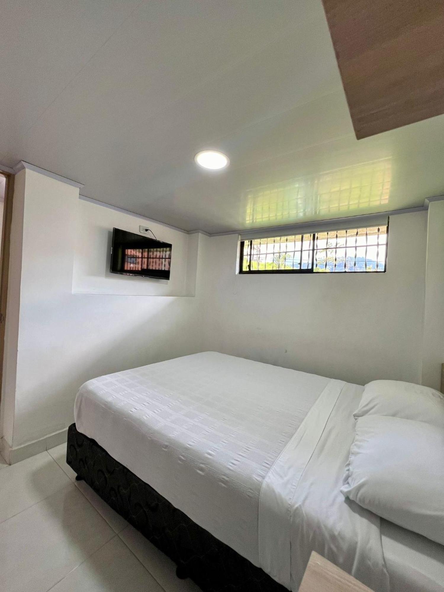 Hotel Adel مانيزاليس المظهر الخارجي الصورة