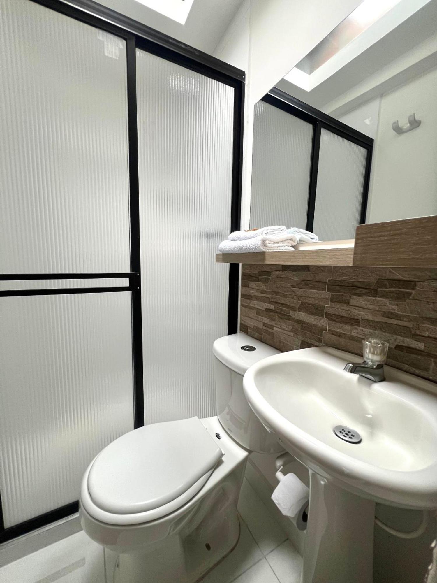 Hotel Adel مانيزاليس المظهر الخارجي الصورة